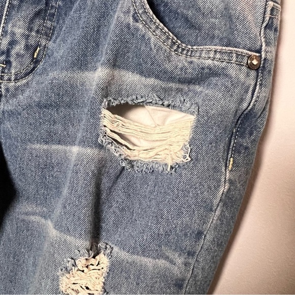 Venus Floral Distressed Jeans‎ Women’s 2 Light Wash Denim Embroidered Vacation - Picture 4 of 9